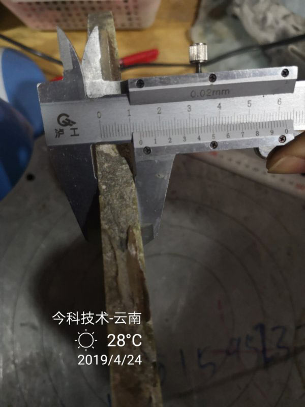 加工實(shí)例：直徑380mm翡翠切割誤差可以控制在0.02mm