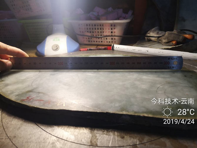 今科金剛石線切割機(jī)翡翠切割表面效果