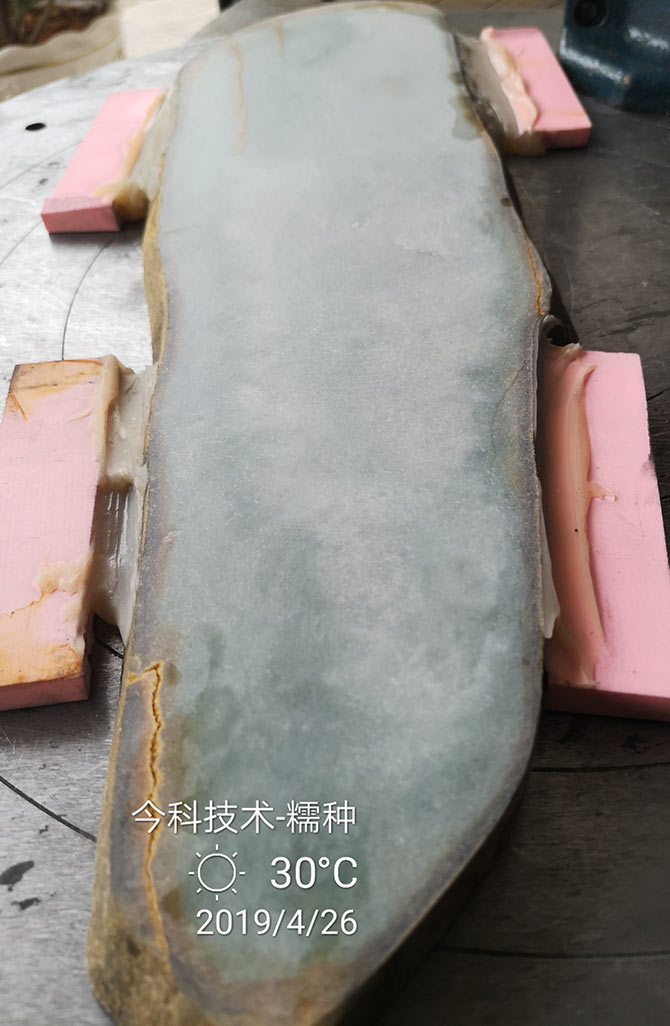 泰州今科金剛石線切割機加工實例：翡翠糯種切割效果