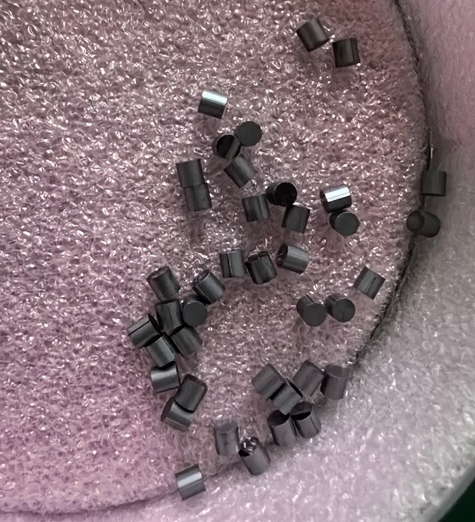 單拋硅片切樣，單拋硅片切割設(shè)備，單拋硅片切割機(jī)，金剛石線切割機(jī)，半導(dǎo)體材料切樣，今科技術(shù)